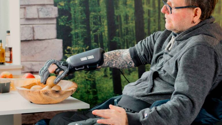 exomotion hand one Anwender Michael beim Greifen