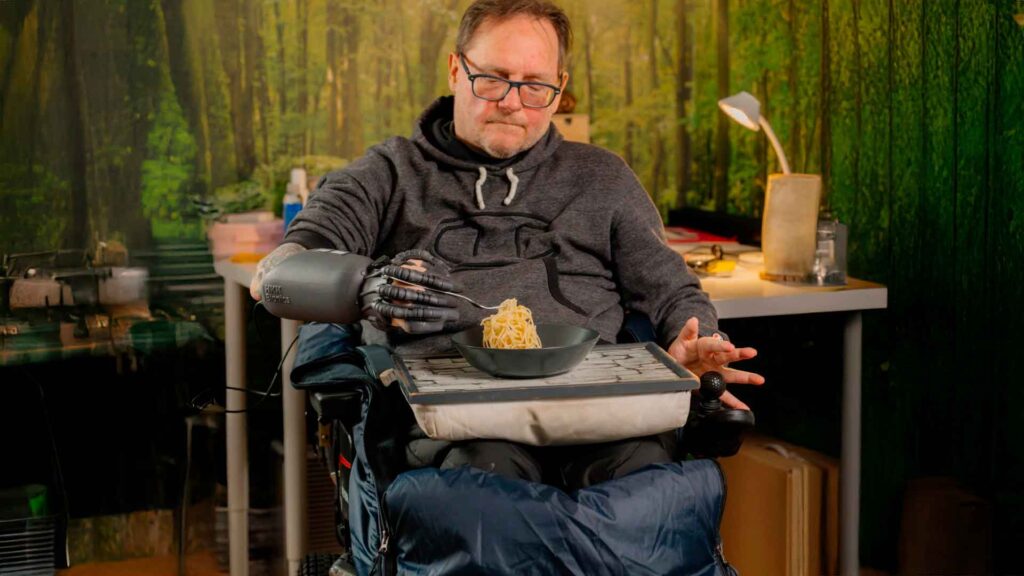 exomotion hand one Anwender Michael beim Essen