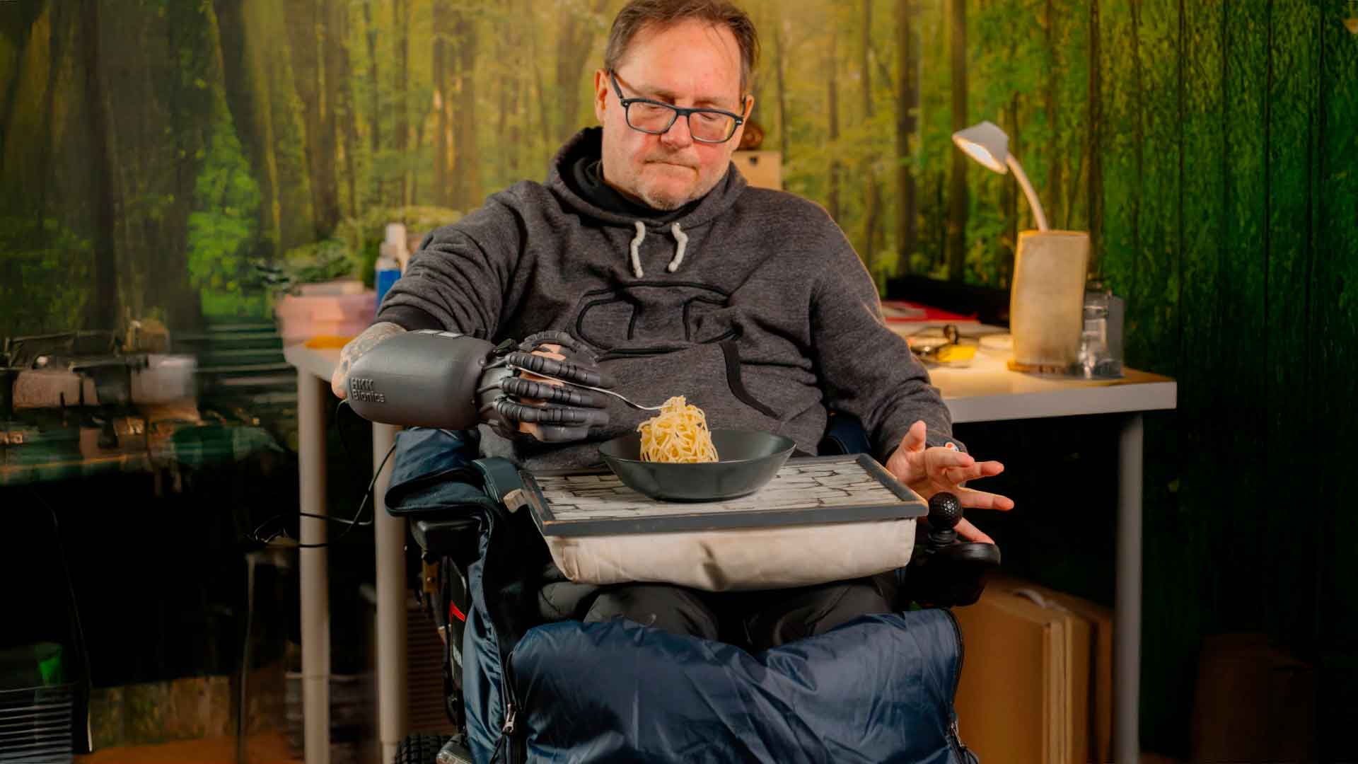 exomotion hand one Anwender Michael beim Essen