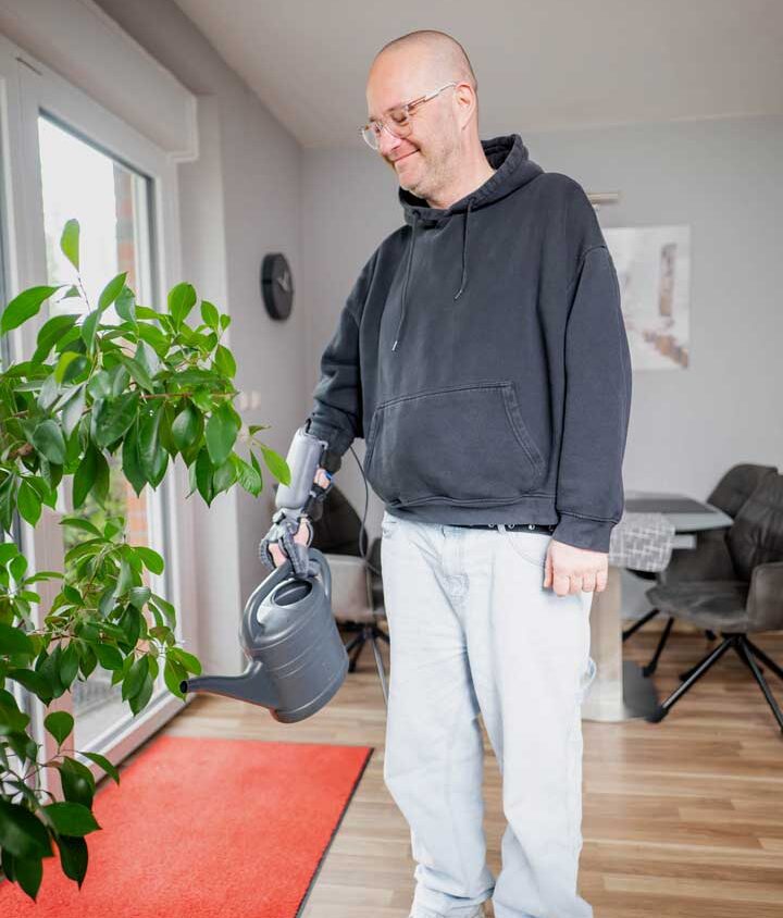 Anwender Matthias beidhändig mit Wäschekorb