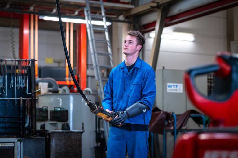 exomotion hand one Anwender Kjeld beim Arbeiten