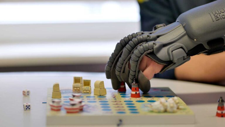 exomotion hand one Anwender Kjeld beim Schach spielen