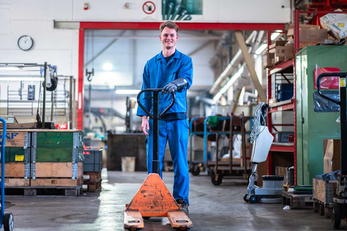 exomotion hand one Anwender Kjeld beim Arbeiten