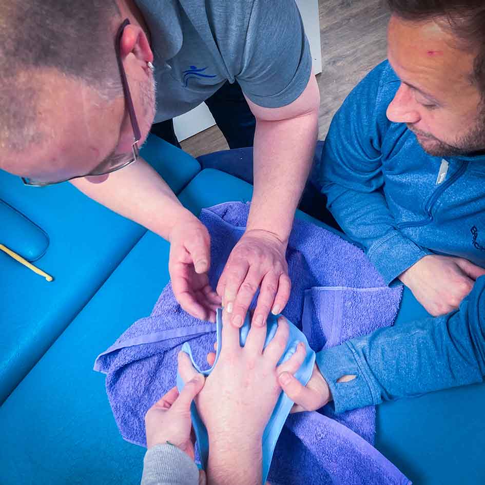 exomotion®-hand-one_Gipsabdruck-für-Handorthese-Lagerungschiene-Anprobe