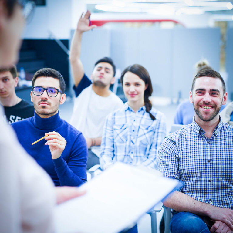 Vortrag-auf-Konferenz-und-Messe-shutterstock